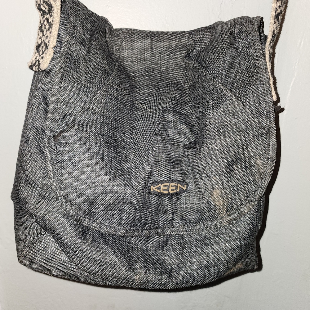 Keen crossbody